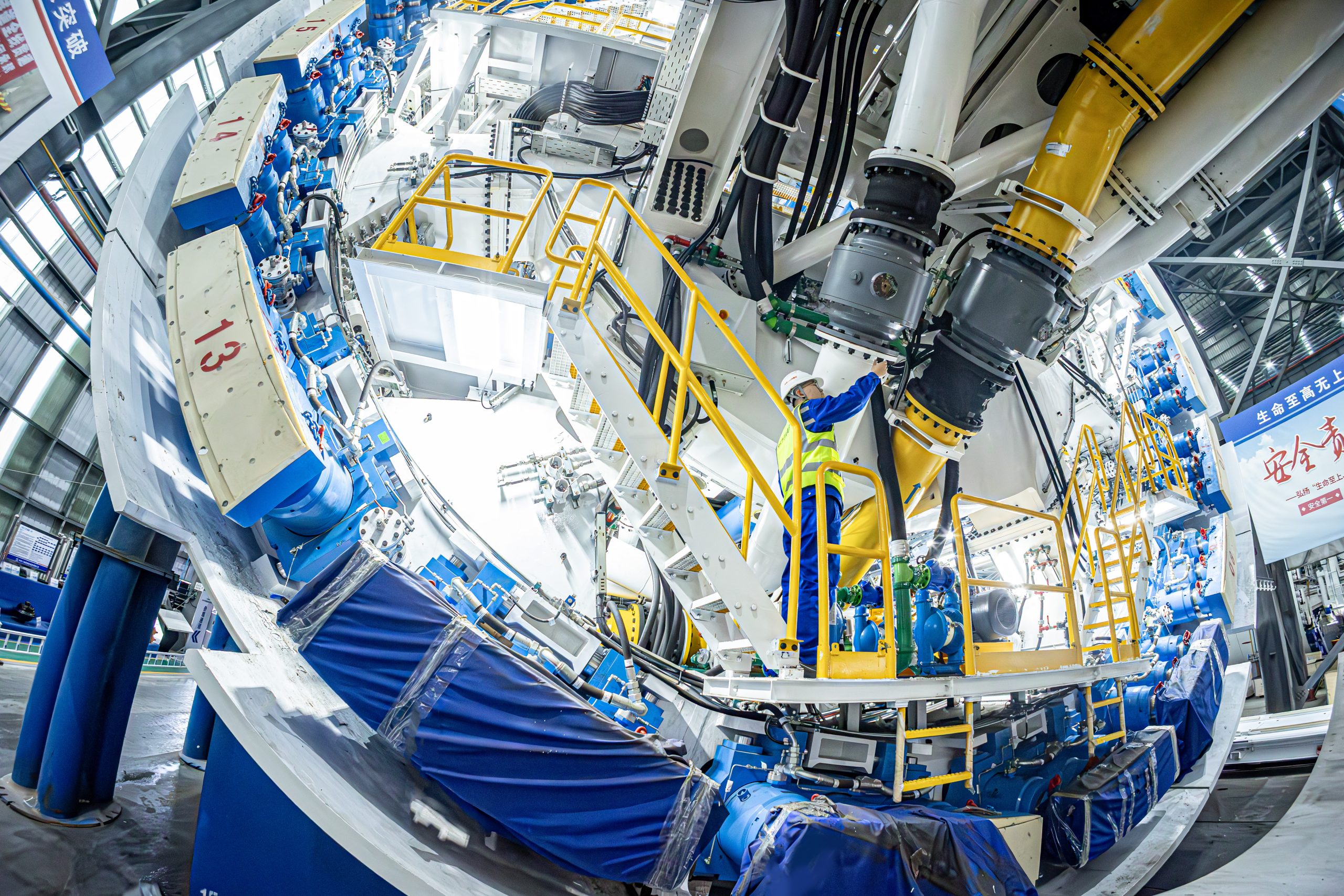 中铁十四局监造人员验收盾构机泥浆环流系统。刘甲 摄.jpg